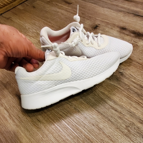 "SOLD" Nike Roshe tripple white excellent condition - Picture 3 of 7